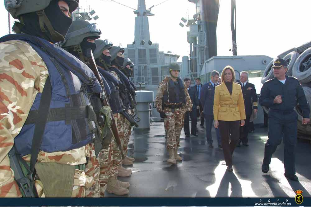 La ministra de Defensa Carme Chacón pasa revista al 'Trozo de visita y registro' encargado de investigar las embarcaciones sospechosas